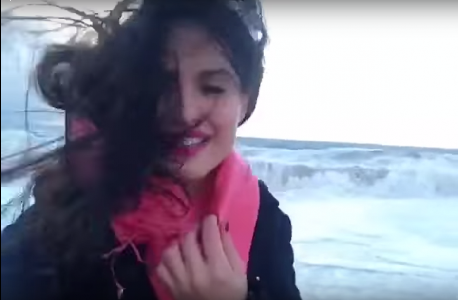 La bella mujer muestra una parte de la playa desde el malec&oacute;n antes de llevarse una sorpresa. (Imagen: captura de YouTube)