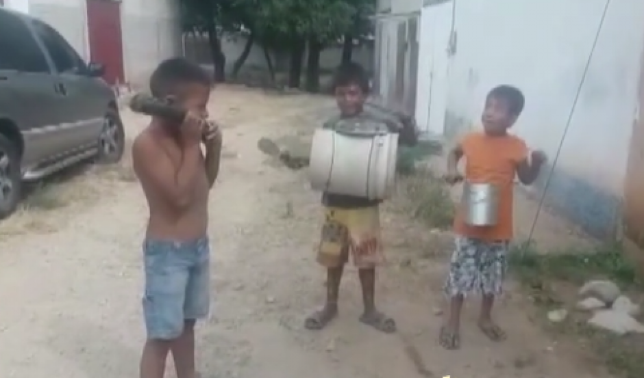 Tres ni&ntilde;os enamoran a muchos por hacer m&uacute;sica con botes viejos y as&iacute; contagian su esp&iacute;ritu navide&ntilde;o. (Imagen: captura de video)
