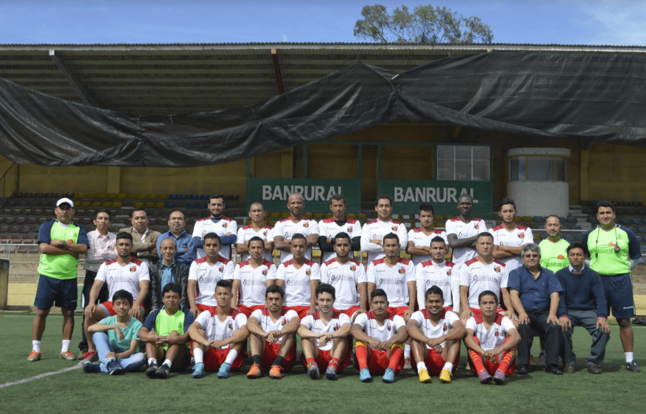Dos futbolistas del equipo de San Pedro fueron detenidos por la PNC. (Foto: Hugo Barrios) 