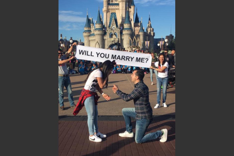 Momento en el que Eduardo le propone matrimonio a su novia Andrea. (Foto: Instagram, @andreitahs)