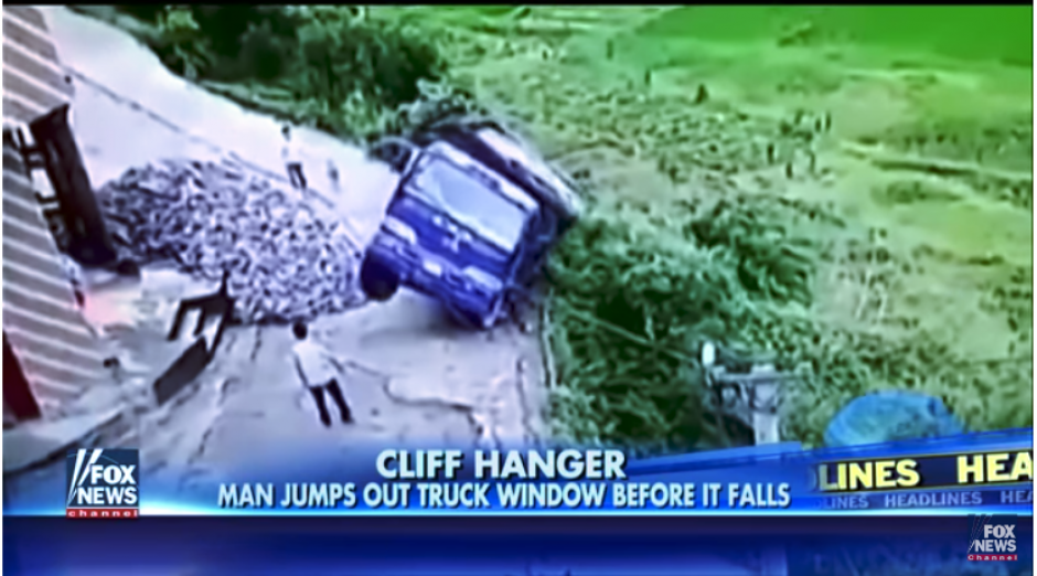 El cami&oacute;n estaba estacionado en una de riesgo. (Captura Youtube)