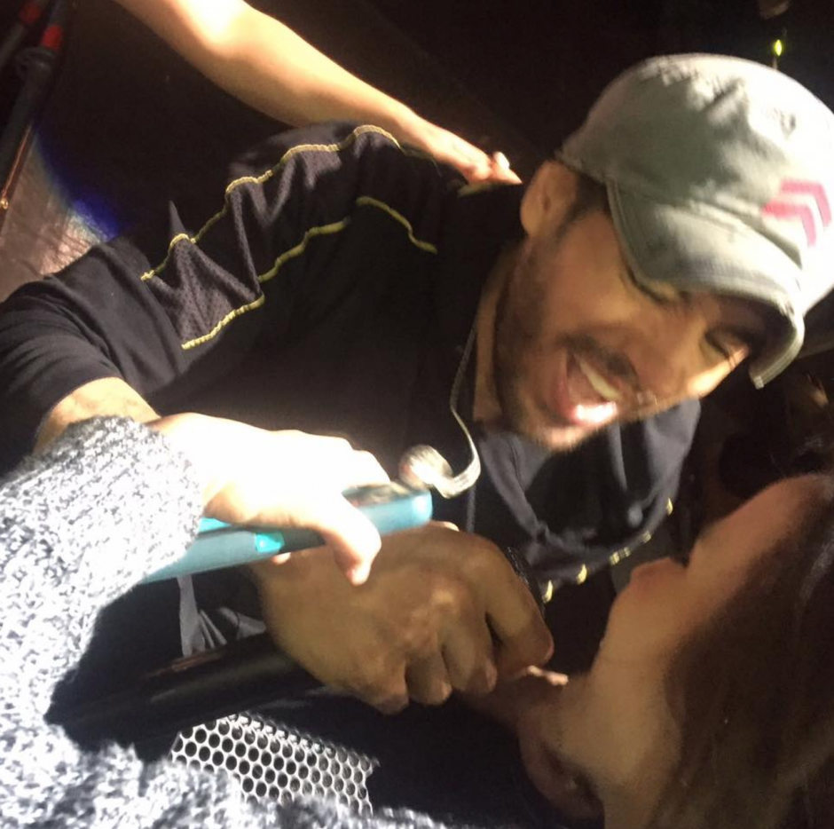 Este es el momento en que Enrique Iglesias se acerca a Elizabeth Zamora. (Foto: Instagram, @elyzamorag)