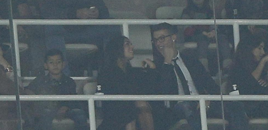 CR7 disfrut&oacute; del partido en el palco. (Captura de Pantalla)
