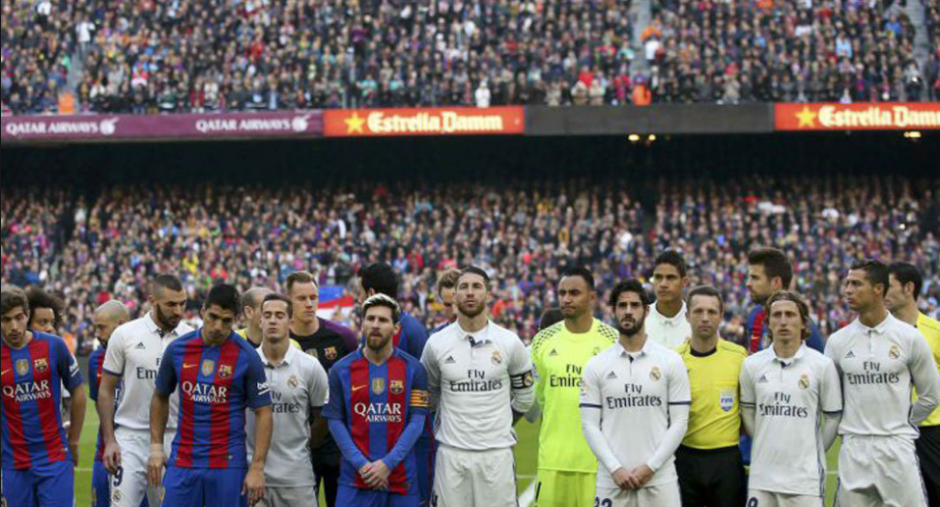 Jugadores y &aacute;rbitros previo al cl&aacute;sico pasado. (Foto: Mundo Deportivo)