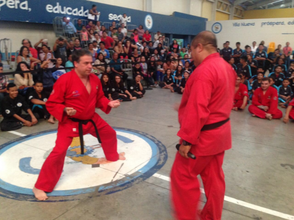 El jefe edil de Villa Nueva fue promovido a Drag&oacute;n Rojo en Kenpo Karate. (Foto: Twitter, @EdwinEscobarVN)