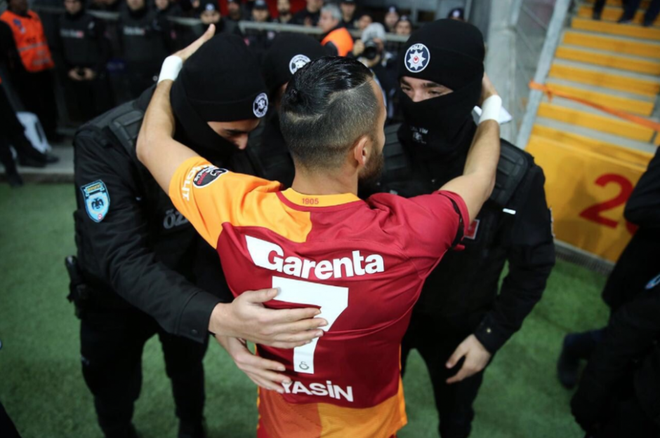 Yasin fue a celebrar su gol con tres agentes. (Foto: Twitter)