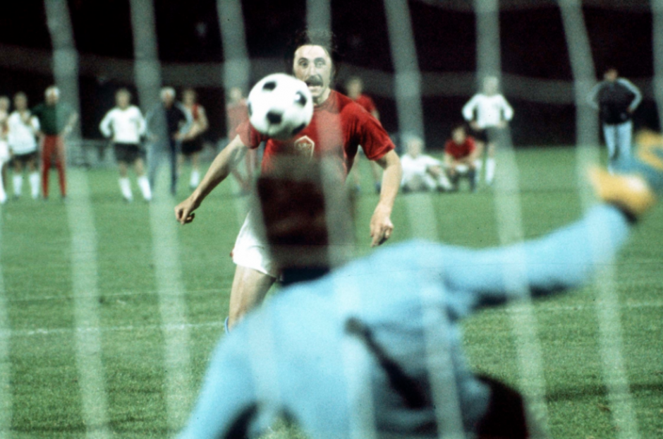 Toma desde detr&aacute;s de la porter&iacute;a del invento de Antonin Panenka. (Foto: FIFA)