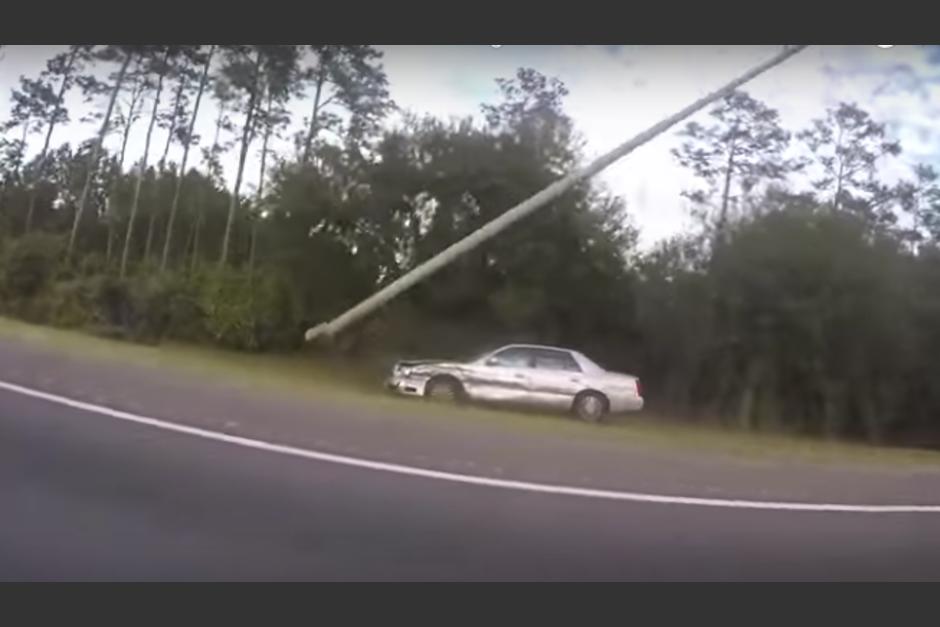 El conductor derrib&oacute; un poste y todo lo que encontr&oacute; a su paso. (Imagen: captura de video)