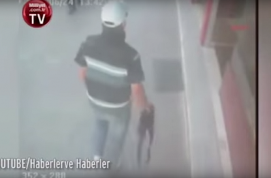 El delincuente ingresa confiado al negocio. (Imagen: captura de YouTube)