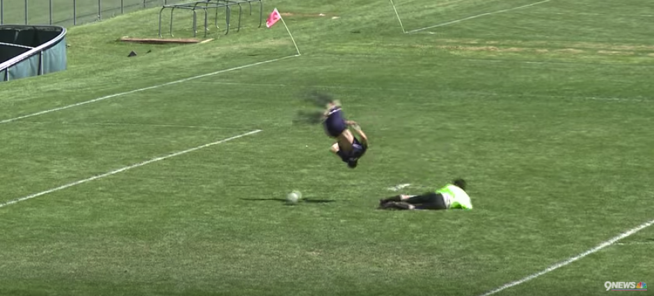 Este gol entr&oacute; con salto mortal incluido..., pero no fue v&aacute;lido. (Captura de Pantalla)