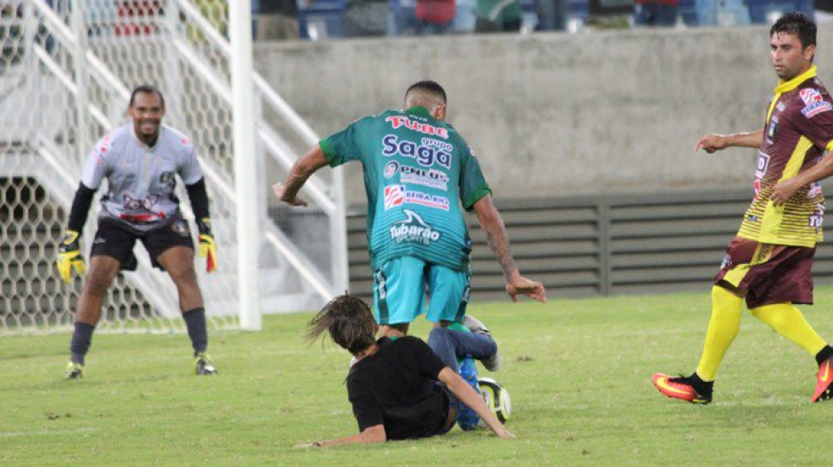 &iexcl;Fue falta! S&iacute;, y de un aficionado. (Imagen: captura de pantalla)