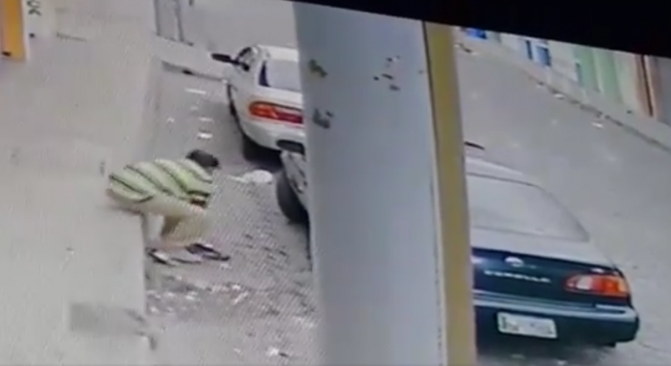 El delincuente se sienta cerca del auto. (Foto: Captura pantalla Facebook/Esquipulas Televisi&oacute;n)