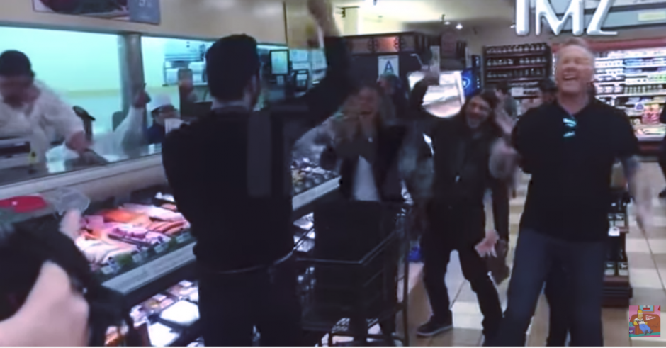 Los cantantes animaron a sus admiradores en un supermercado. (Captura Youtube)
