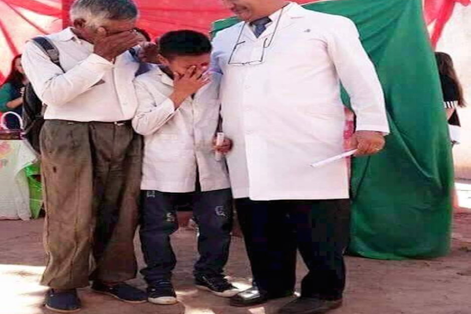 Efra&iacute;n y su abuelo &Aacute;ngel al momento que el peque&ntilde;o recibi&oacute; su diploma de primaria. (Foto: Twitter/@CronistaVolante)
