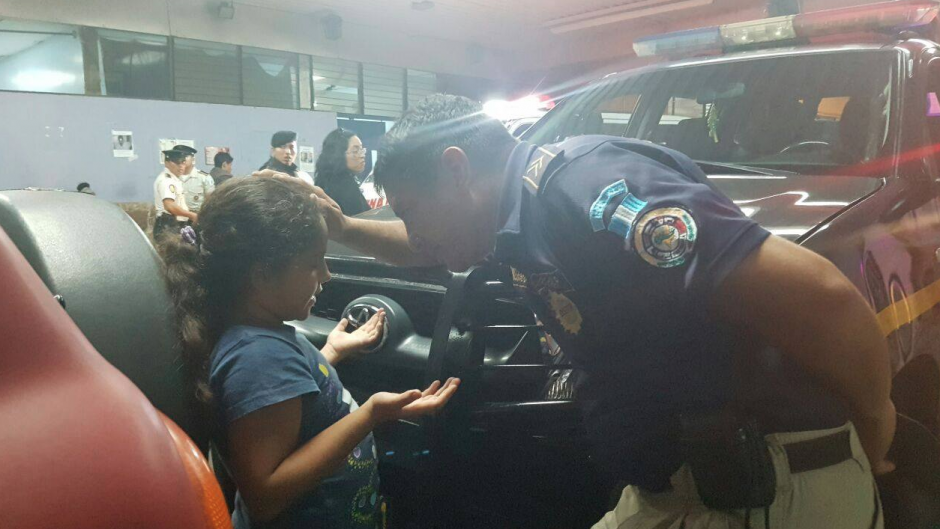 El agente de la PNC realiza una oraci&oacute;n con la ni&ntilde;a. (Foto: PNC) 