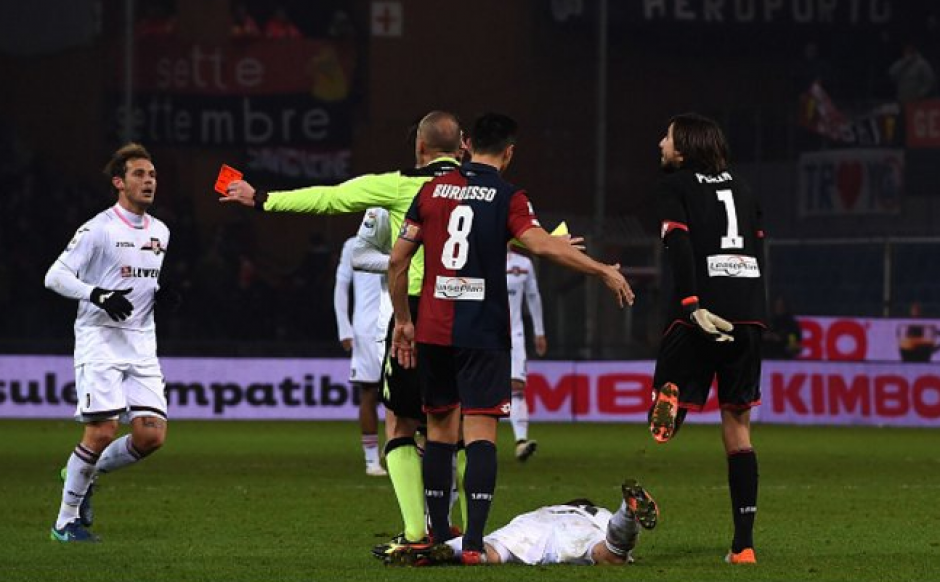 Perin empuj&oacute; a un rival que trat&oacute; de interceptar su remate. (Foto: Gazzetta.it)