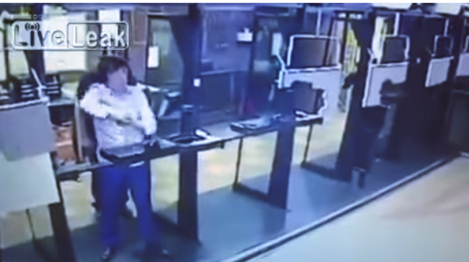 El hombre estaba en una escuela para aprender a disparar. (Captura Youtube)