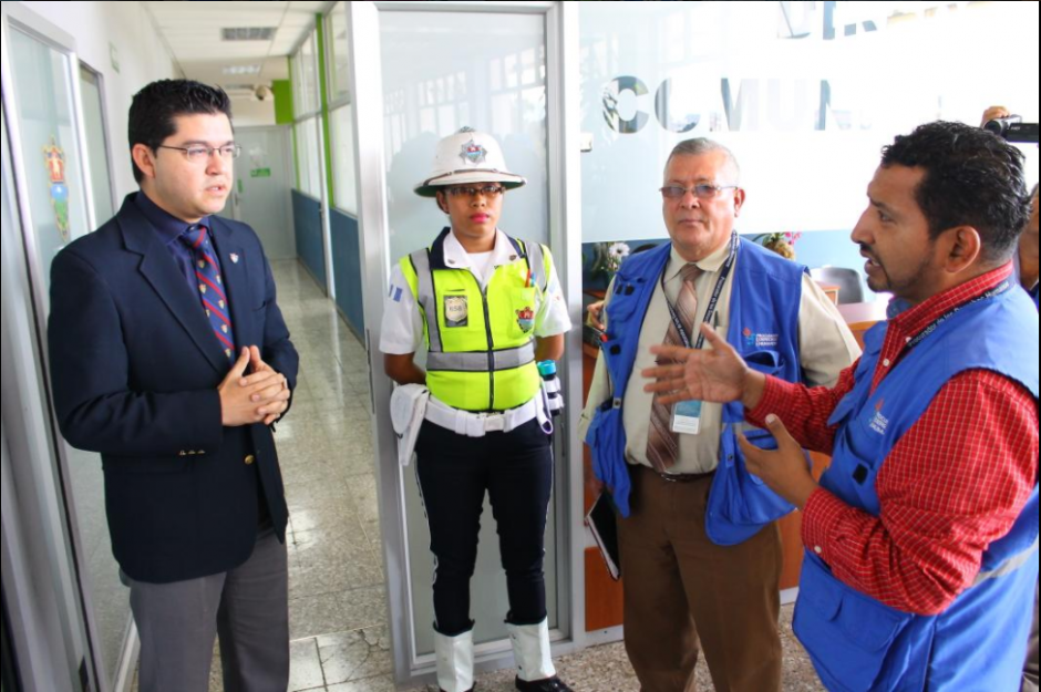 Representantes de la PDH buscaron hablar con las autoridades municipales. (Foto: PDH)
