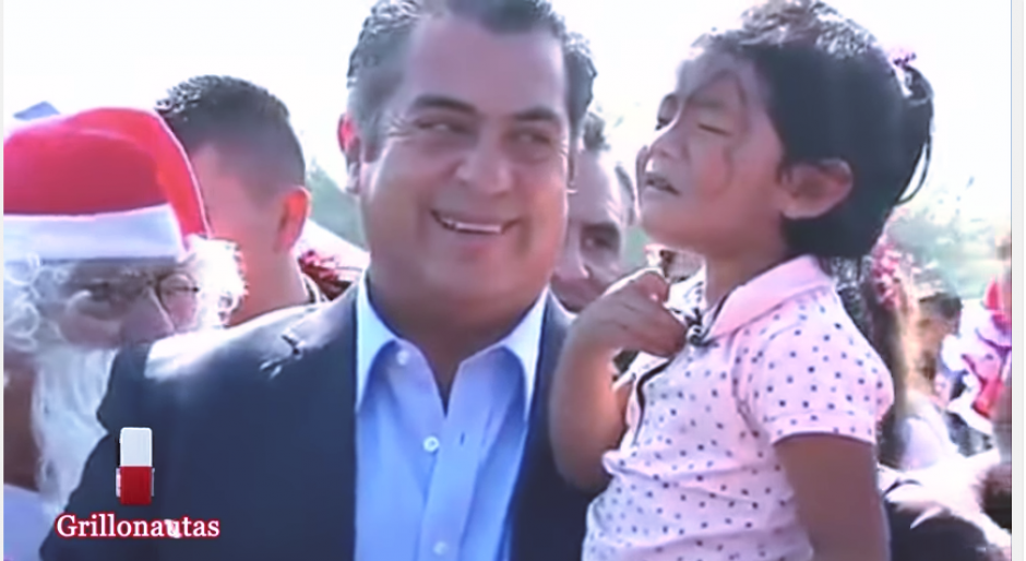 El gobernador revel&oacute; a los peque&ntilde;os qui&eacute;n lleva los regalos a casa. (Captura Youtube)