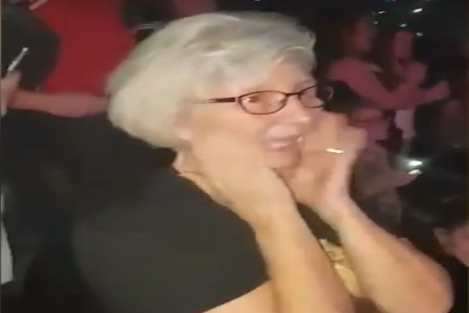 La abuela se ha declarado fan n&uacute;mero uno de Robbie Williams y lo demostr&oacute; durante una de las presentaciones del artista. (Imagen: captura de pantalla)