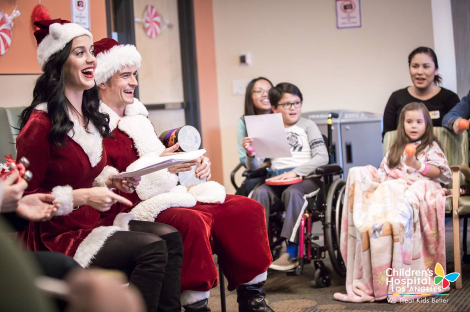 Vestidos para la celebraci&oacute;n Katy Perry y Orlando Bloom cantaron y compartieron junto a los pacientes. (Foto: Facebook/Children's Hospital Los Angeles)