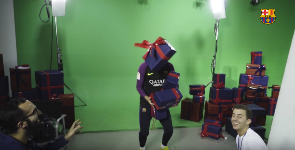 No se ve, pero detr&aacute;s de los regalos est&aacute; el tercer portero Jordi Masip. (Captura de Pantalla)