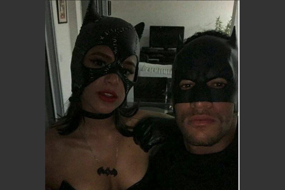 Neymar posa con su disfraz junto a su bella acompañante. (Imagen: captura de pantalla)
