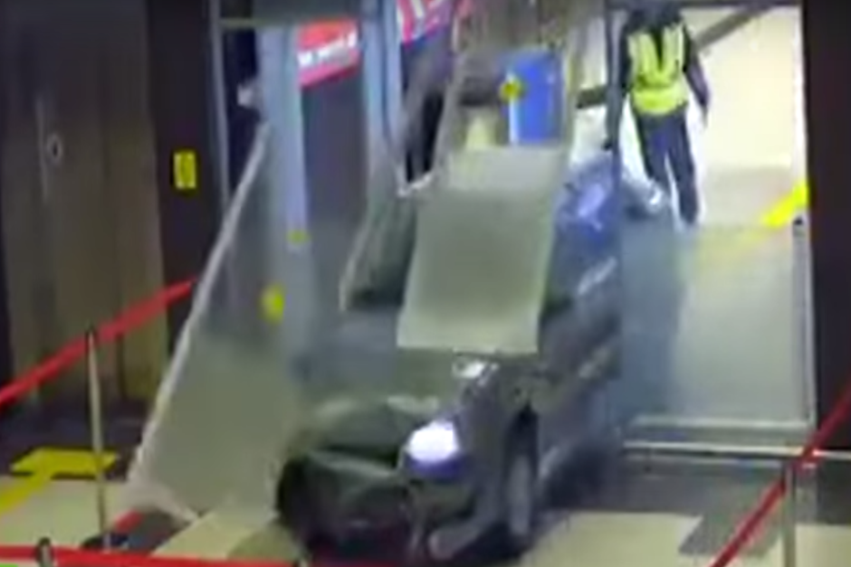 El veh&iacute;culo rompe la puerta de cristal de ingreso a la terminal a&eacute;rea. (Imagen: captura de YouTube)