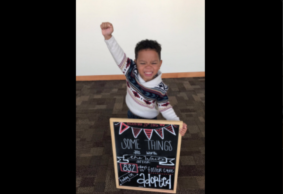 El peque&ntilde;o celebr&oacute; la adopci&oacute;n definitiva. (Foto: Twitter)