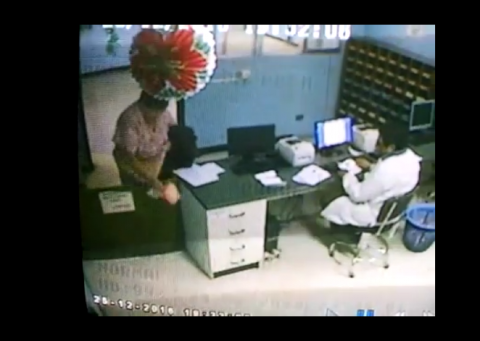 Las c&aacute;maras de seguridad captaron el momento en que intentan robar insumos. (Foto: Facebook/Director del Hospital General) 