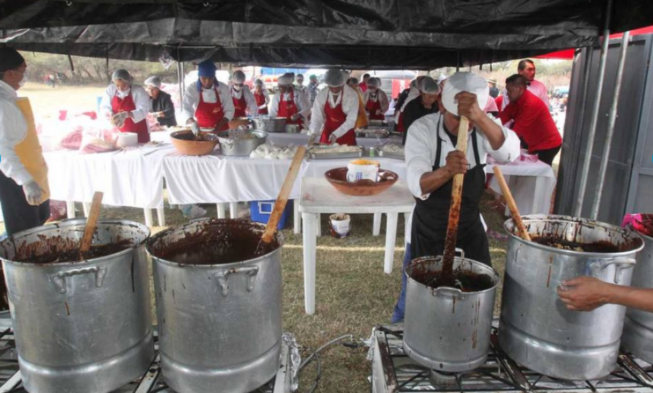 Fueron dos mil platos de mole los que se sirvieron. (Foto: La Prensa Gr&aacute;fica) 