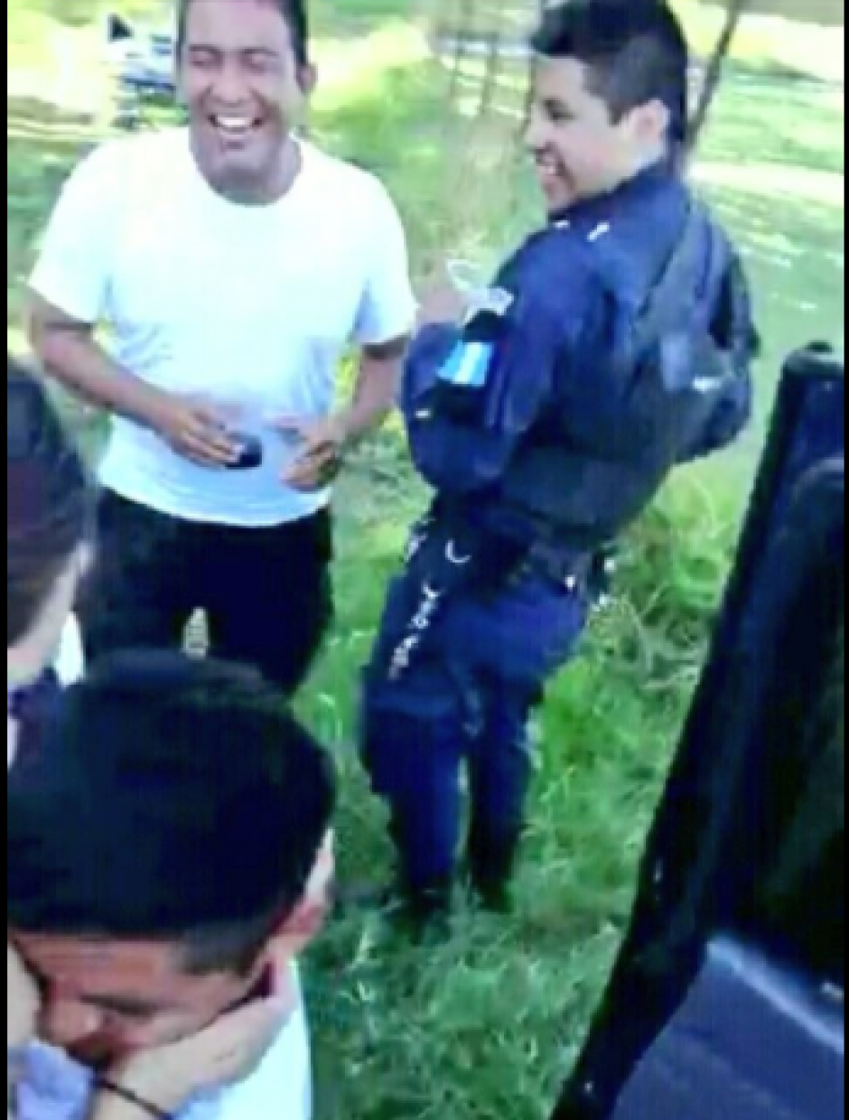 La mujer se acerca al policía durante el baile nudista. (Foto: Captura de pantalla) 