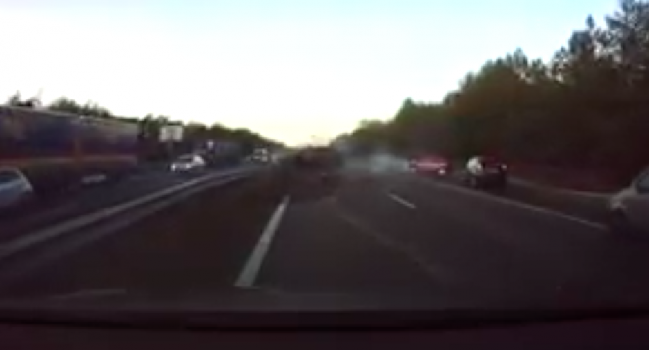 El video capt&oacute; el choque de dos autos mientras el modelo Tesla pudo frenar a tiempo. (Foto: captura de pantalla)&nbsp;