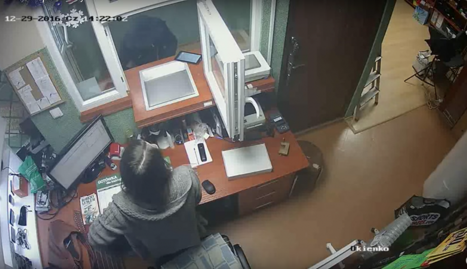 La mujer busca en su bolso el spray. (Imagen: captura de YouTube)