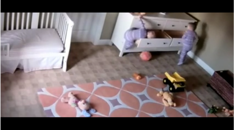 Los gemelos jugaban en su habitaci&oacute;n cuando sucedi&oacute; el accidente. (Captura Youtube)