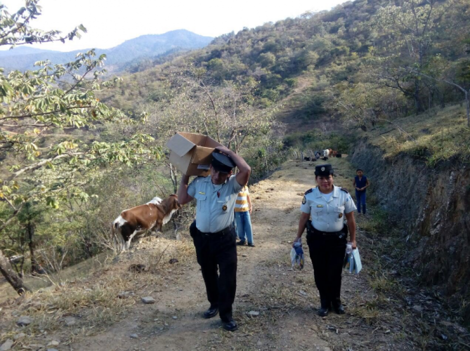 Los agentes organizaron una carrera para recaudar &uacute;tiles escolares. (Foto: PNC) 