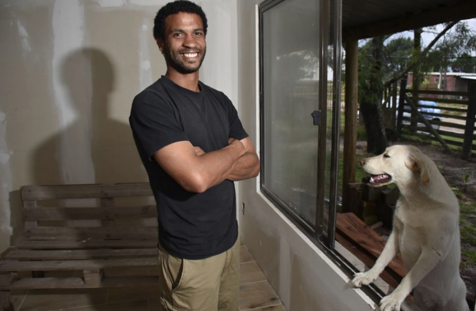 Silva construy&oacute; su casa con sus propias manos. (Foto: notasculturales.org.uy)