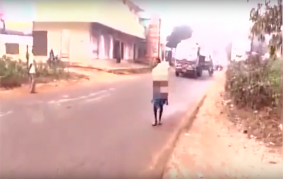 El hombre carg&oacute; el cuerpo sin vida de su hija por falta de recursos econ&oacute;micos. (Imagen: captura de YouTube)