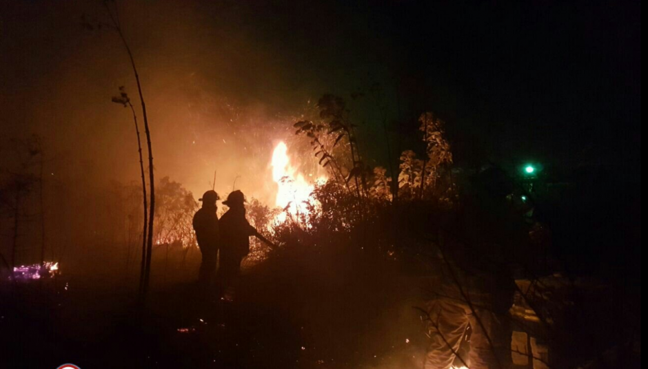 Los bomberos tratan de sofocar un incendio en la colonia Pav&oacute;n. (Foto: Bomberos Municipales Departamentales)