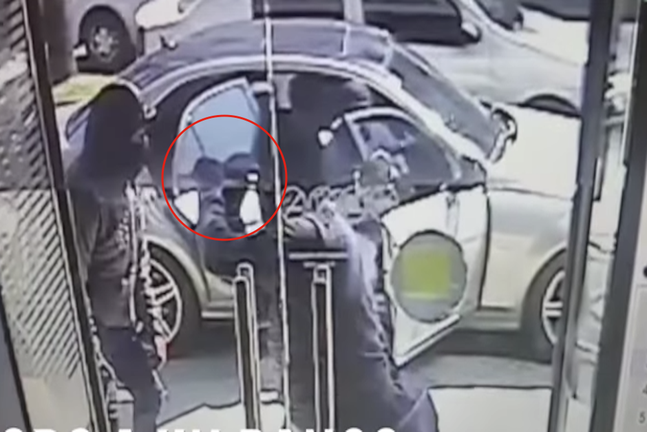 Los ladrones rompieron con un martillo la puerta de ingreso al banco. (Imagen: captura de YouTube)