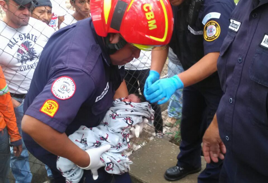 La menor reci&eacute;n hab&iacute;a sido abandonada por sujetos no identificados. (Foto: Amilcar Montejo/PMT) 