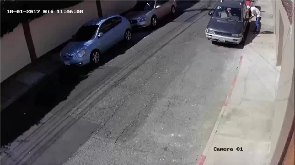 El auto se encontraba frente a la oficina del due&ntilde;o en la zona 10. (Foto: Captura YouTube) 