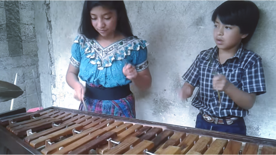 Los peque&ntilde;os interpretan con gran ritmo "Yo quiero chupar" de los S&uacute;per Lamas. (Captura YouTube)