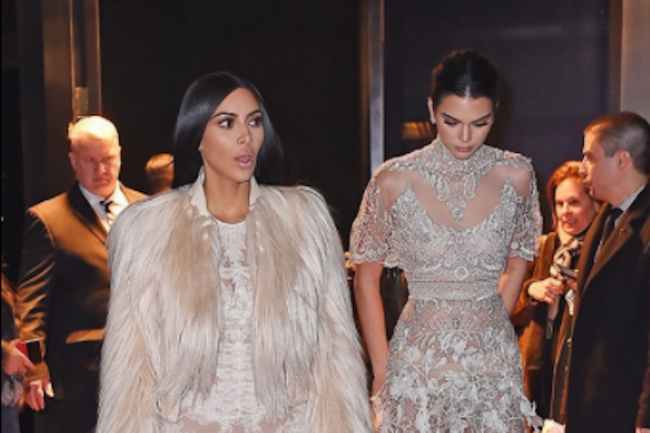 Kim y Kendall a su ingreso al set de filmaci&oacute;n de la pel&iacute;cula en la que tendr&aacute;n una breve participaci&oacute;n. (Foto: TMZ)