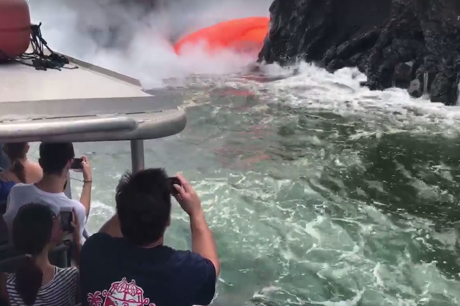 Turistas a bordo de una embarcaci&oacute;n captaron la espectacular imagen. (Imagen: captura de pantalla)
