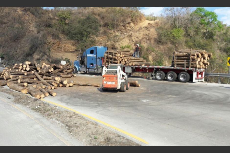 Un cami&oacute;n que transportaba troncos volc&oacute; en el kil&oacute;metro 35 de la ruta al Atl&aacute;ntico. (Foto: Provial/Tr&aacute;nsitoPNC)