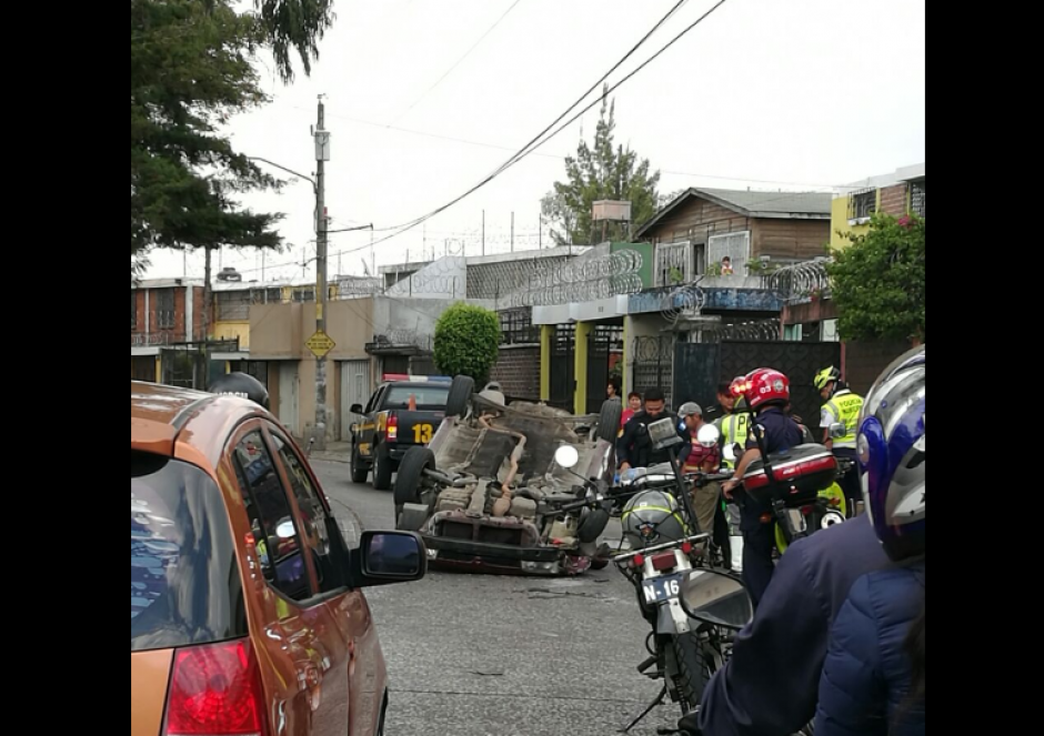 Un conductor abandon&oacute; su auto luego de volcarlo. (Foto: Twitter) 