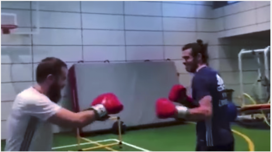 El preparador f&iacute;sico y Gareth Bale se divierten practicando boxeo. (Captura Youtube)