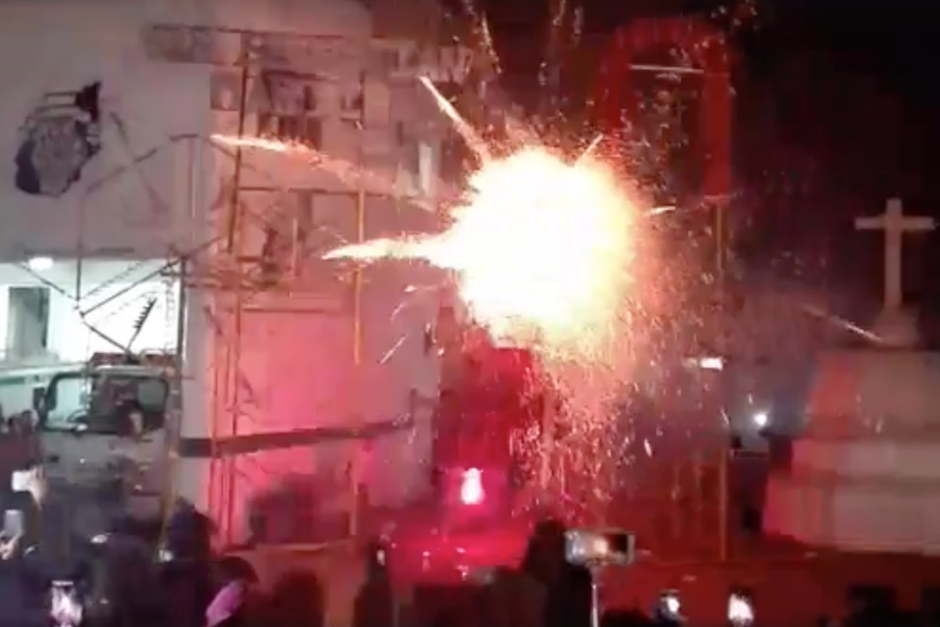 Un Castillo de Pirotecnia lanz&oacute; proyectiles sin control en Chimaltenango. (Foto: Noticias Sin L&iacute;mites)