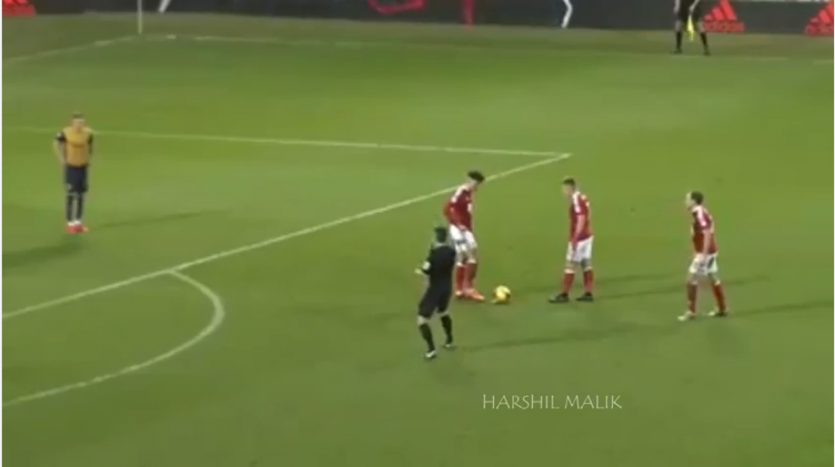 Ben Osborn se prepara para recibir un pase corto en el tiro libre. (Captura YouTube)